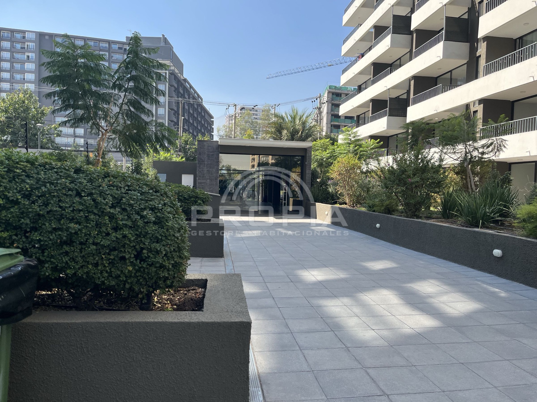 Entrada y jardines del edificio Terranova