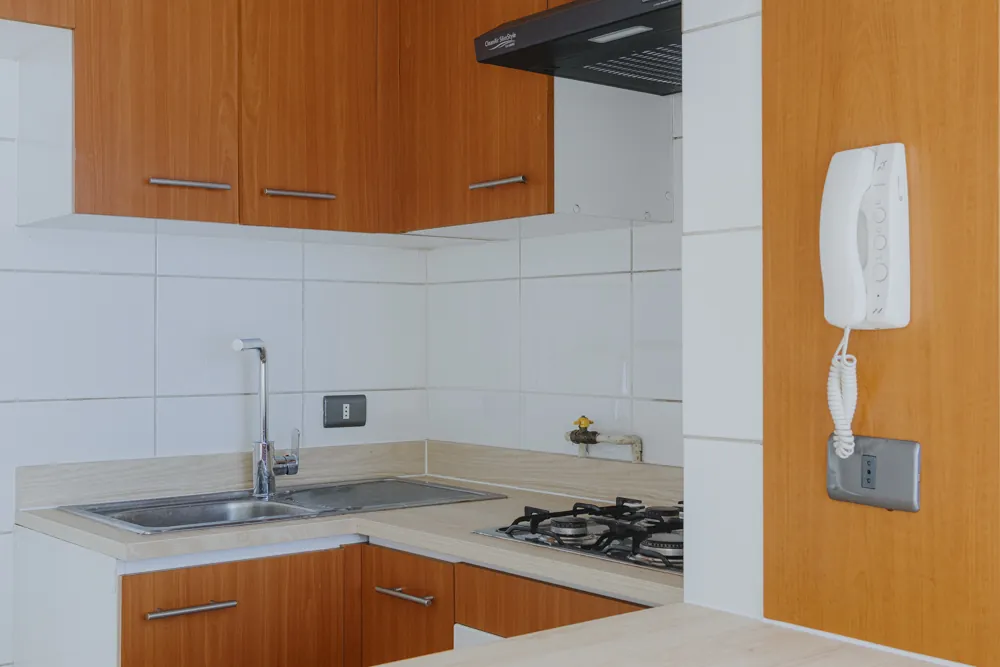 Cocina con lavaplatos y encimera, departamento Amunátegui 573