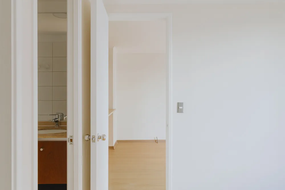 Puertas del dormitorio y del baño, departamento Amunátegui 573