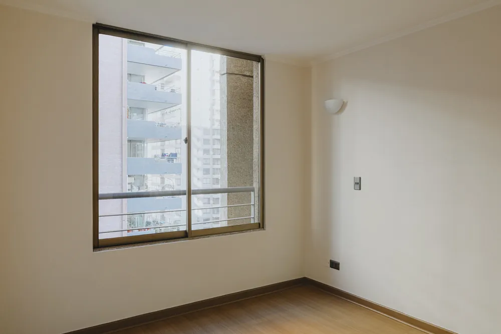 Dormitorio con ventana, departamento Amunátegui 573