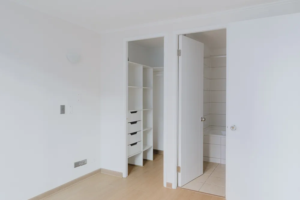 Clóset y acceso al baño, departamento Amunátegui 573