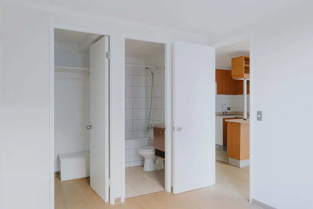 Clóset, baño y cocina desde el dormitorio, departamento Amunátegui 573