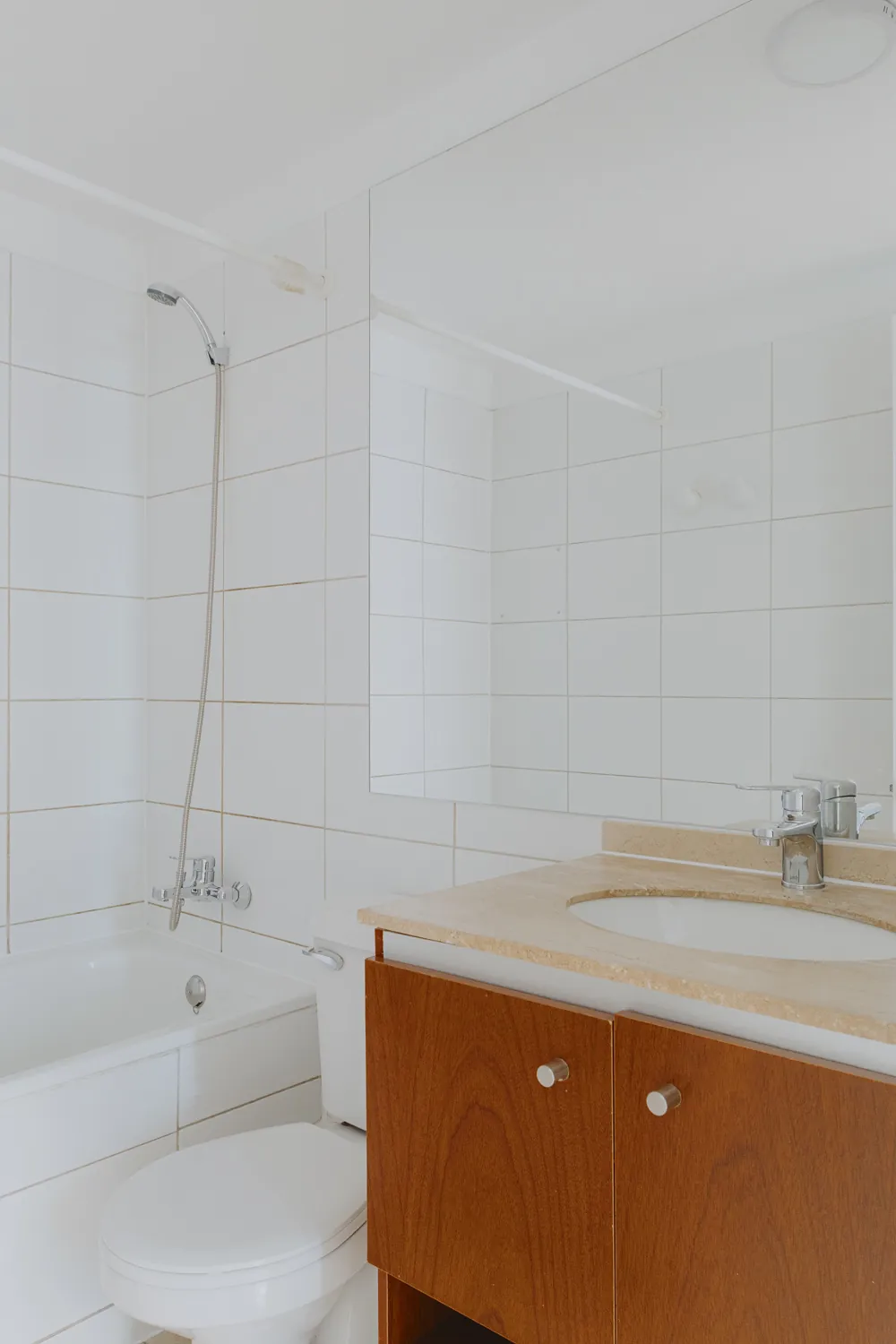Baño con lavamanos y tina, departamento Amunátegui 573