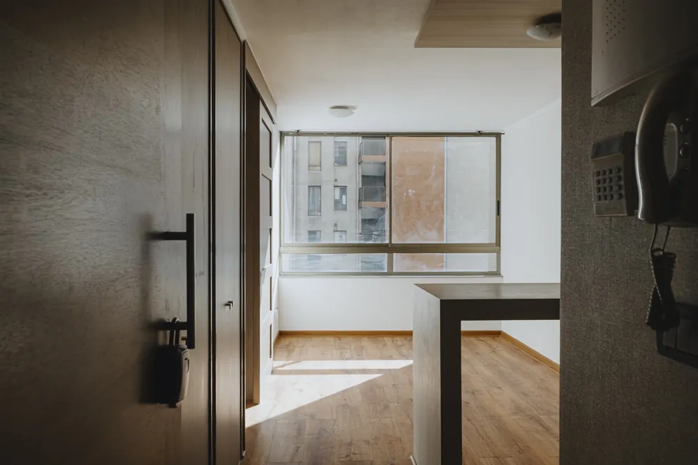Entrada y living con ventanal, departamento Arturo Prat 324