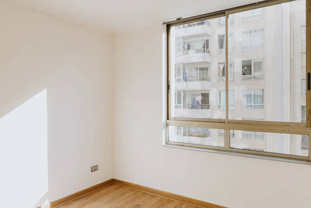 Dormitorio con ventanal, departamento Arturo Prat 324