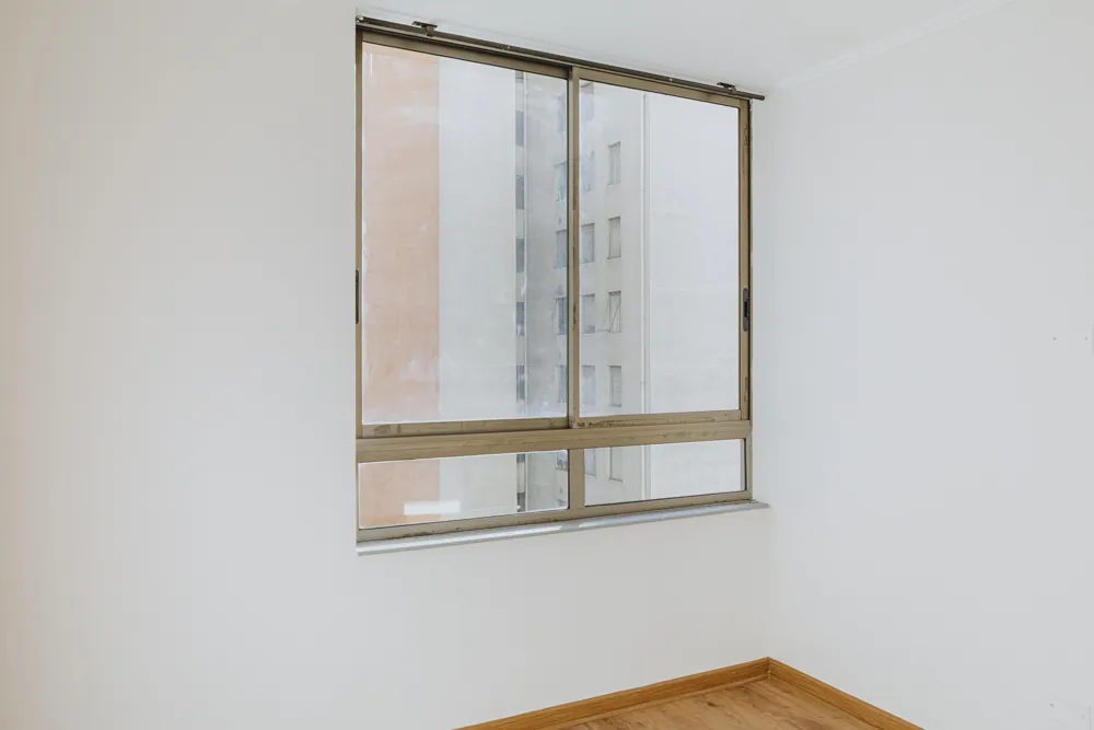 Dormitorio con ventana, departamento Arturo Prat 324