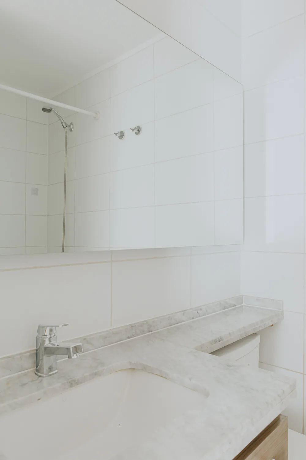 Lavamanos y espejo del baño, departamento Arturo Prat 324