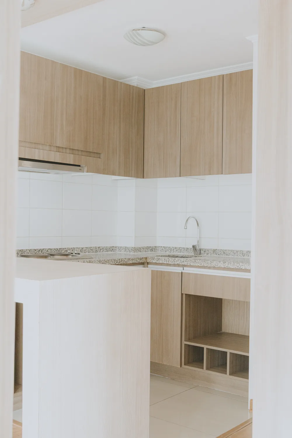 Cocina vista desde el pasillo, departamento Arturo Prat 324