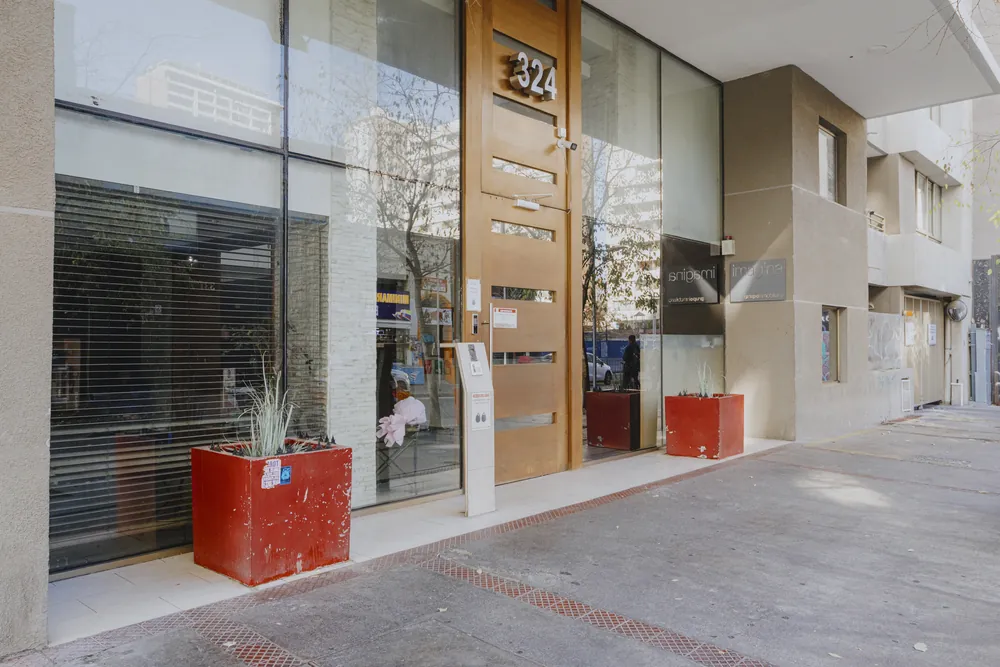 Fachada y acceso del edificio, número 324, departamento Arturo Prat 324