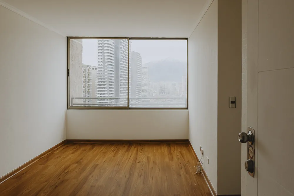 Living con ventana, departamento Av. Vicuña Mackenna 881