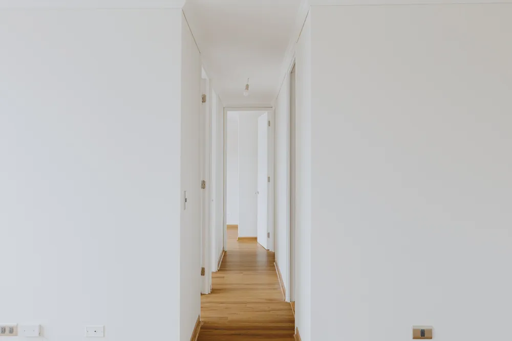 Pasillo hacia los dormitorios, departamento Av. Vicuña Mackenna 881