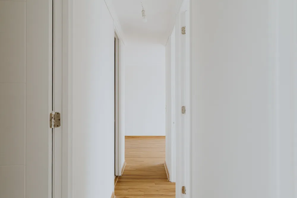 Pasillo y puertas, departamento Av. Vicuña Mackenna 881