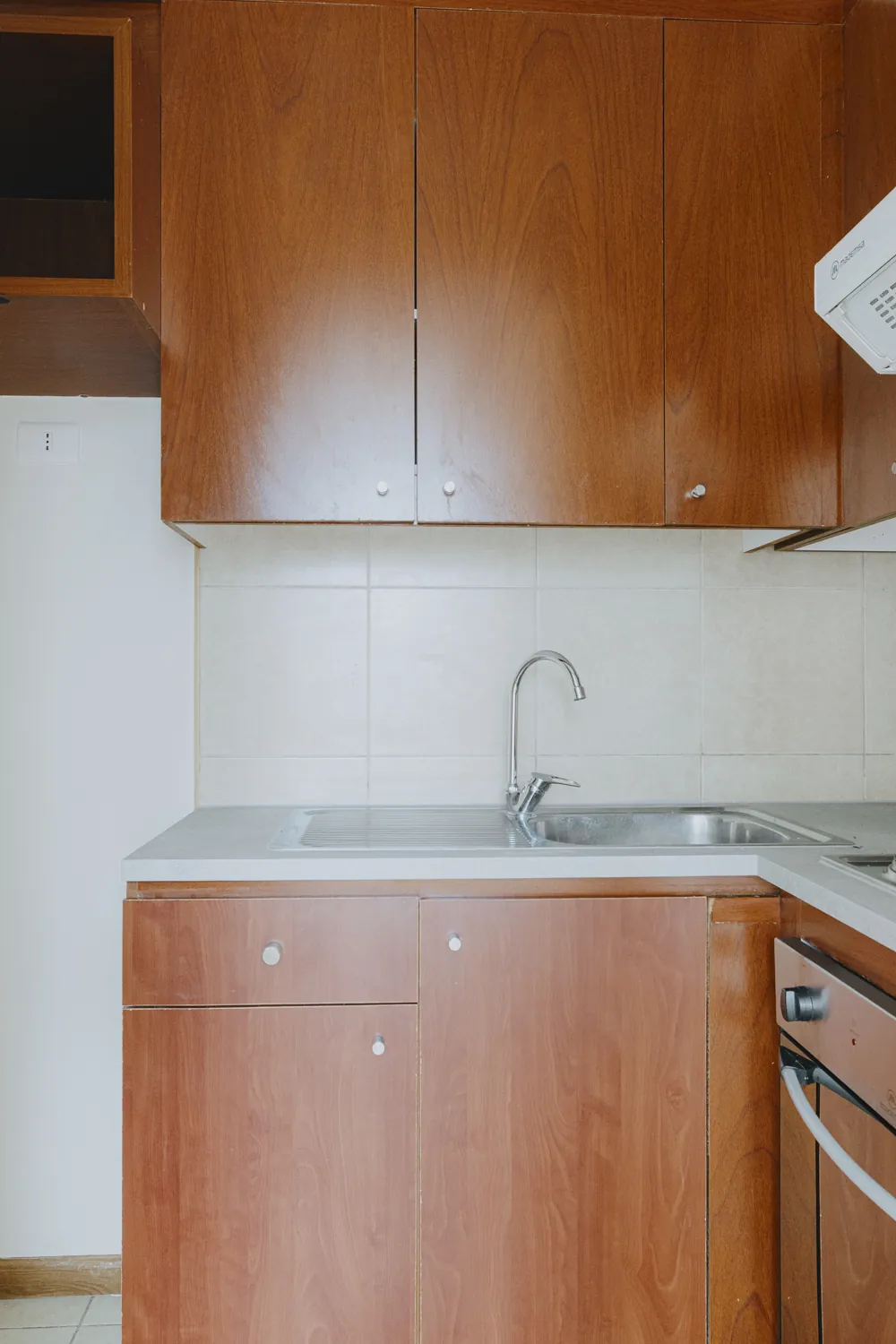 Cocina con lavaplatos y horno, departamento Av. Vicuña Mackenna 881