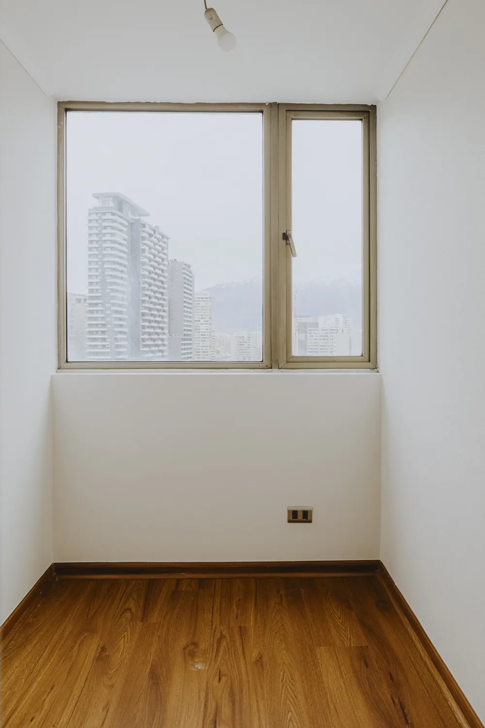 Dormitorio con ventana, departamento Av. Vicuña Mackenna 881