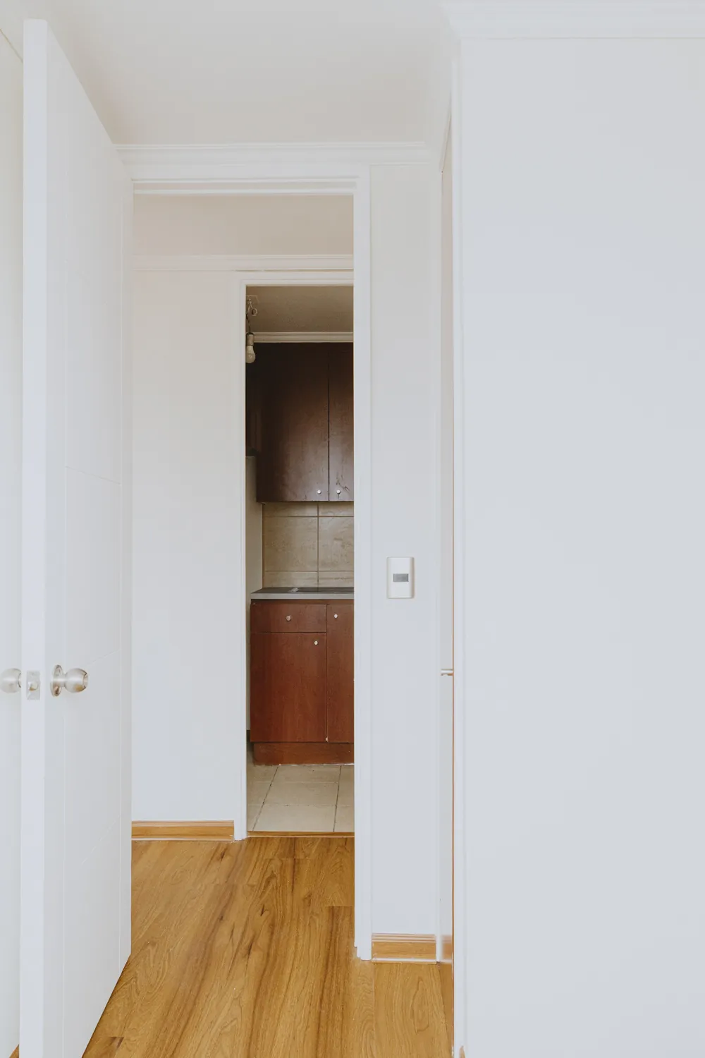 Acceso al dormitorio y cocina al fondo, departamento Av. Vicuña Mackenna 881
