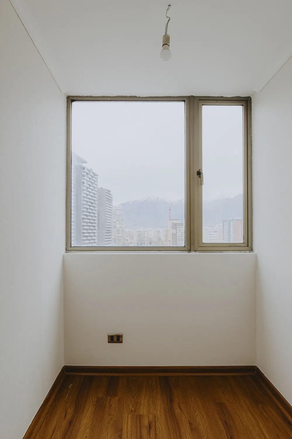Dormitorio con ventana, otra vista, departamento Av. Vicuña Mackenna 881