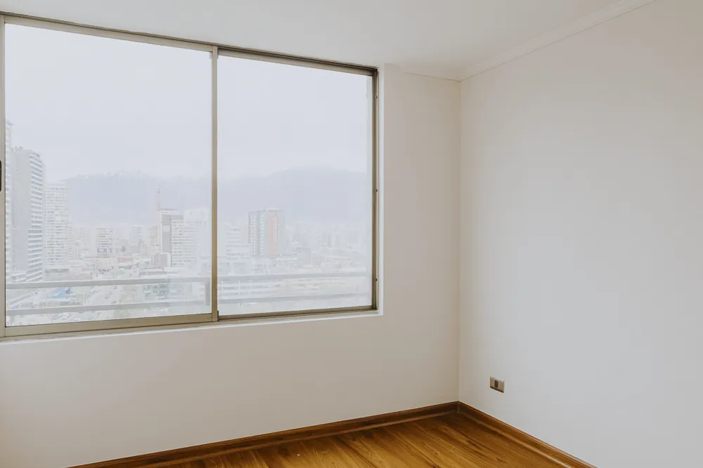 Dormitorio con ventanal y vista a la cordillera, departamento Av. Vicuña Mackenna 881