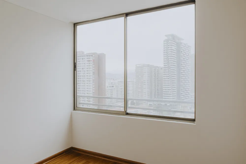 Dormitorio con vista a la ciudad, departamento Av. Vicuña Mackenna 881