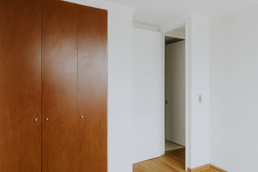 Clóset y puerta del dormitorio, departamento Av. Vicuña Mackenna 881