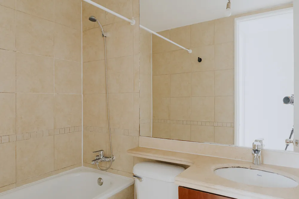 Baño con tina y lavamanos, departamento Av. Vicuña Mackenna 881