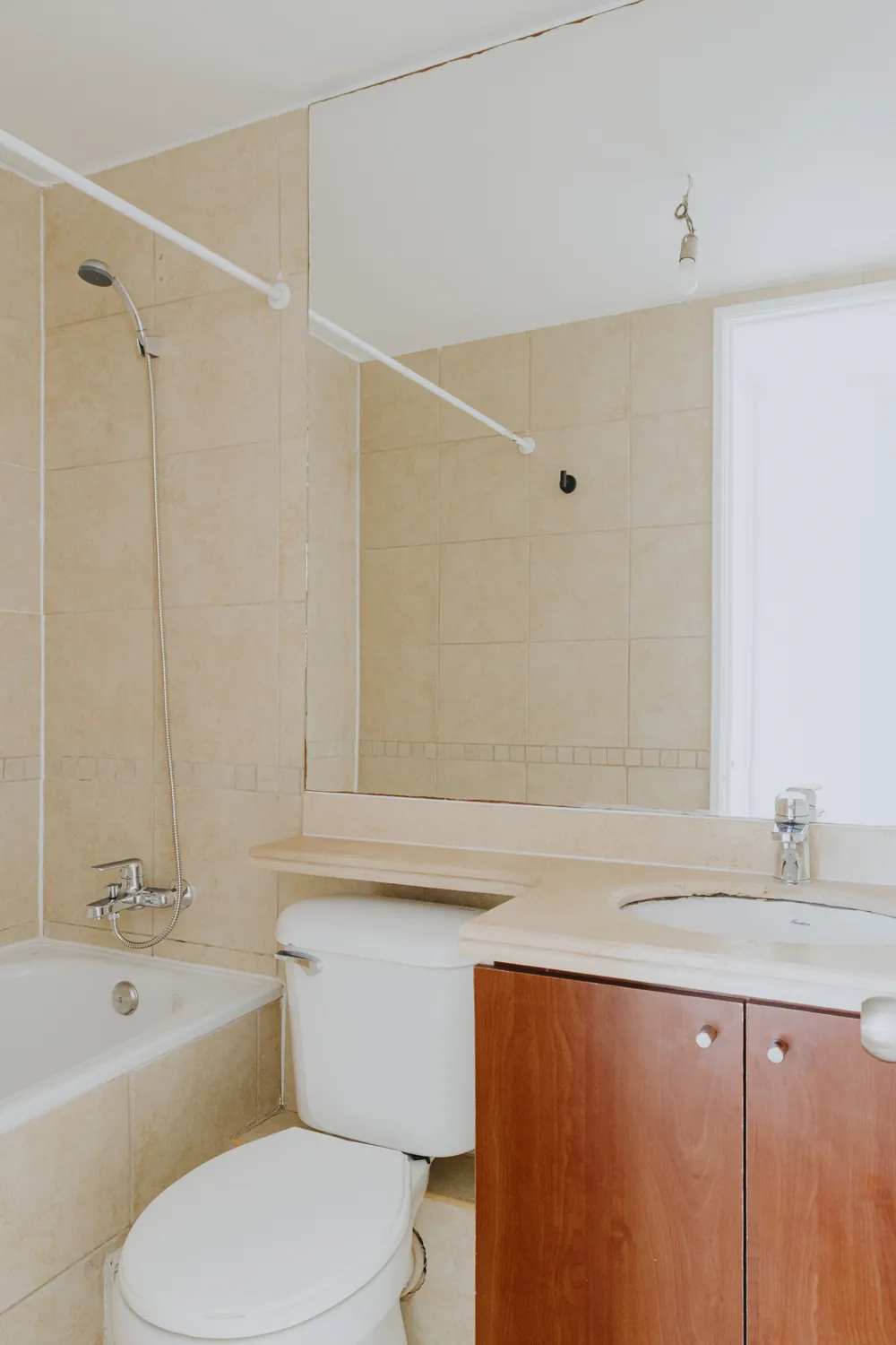 Baño con inodoro y lavamanos, departamento Av. Vicuña Mackenna 881