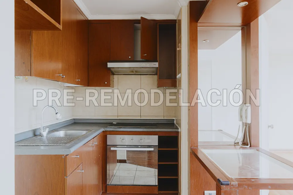 Cocina con horno y campana, departamento Av. Vicuña Mackenna 881