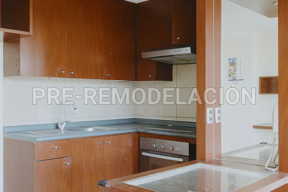 Cocina con lavaplatos y barra, departamento Av. Vicuña Mackenna 881