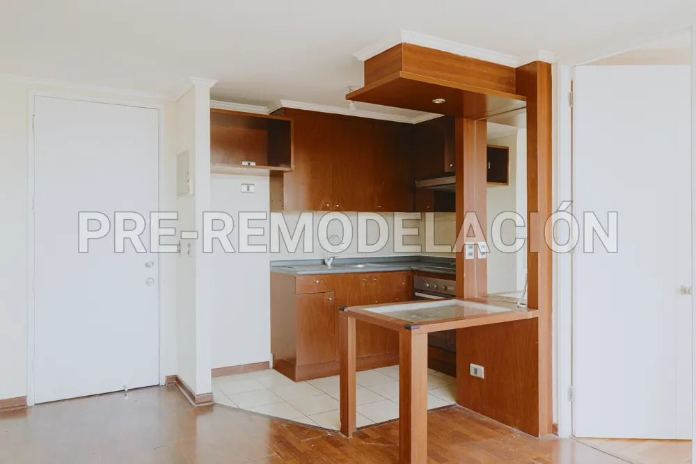 Cocina con barra y puerta de acceso, departamento Av. Vicuña Mackenna 881