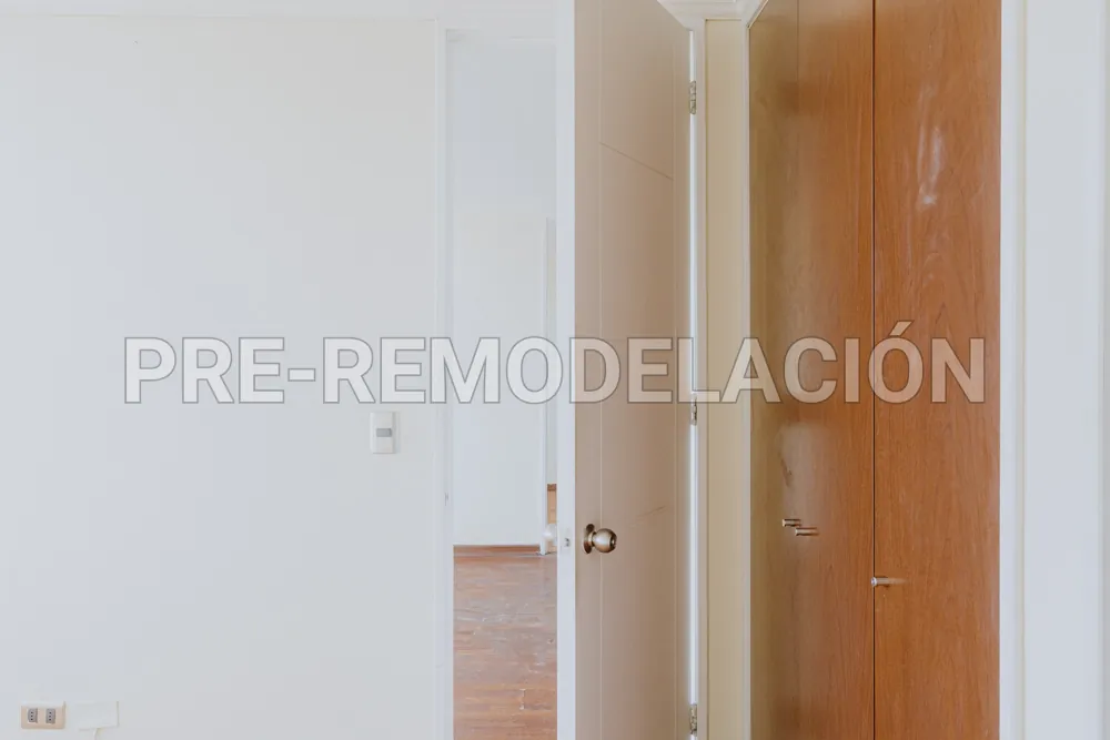 Pasillo y puertas, departamento Av. Vicuña Mackenna 881