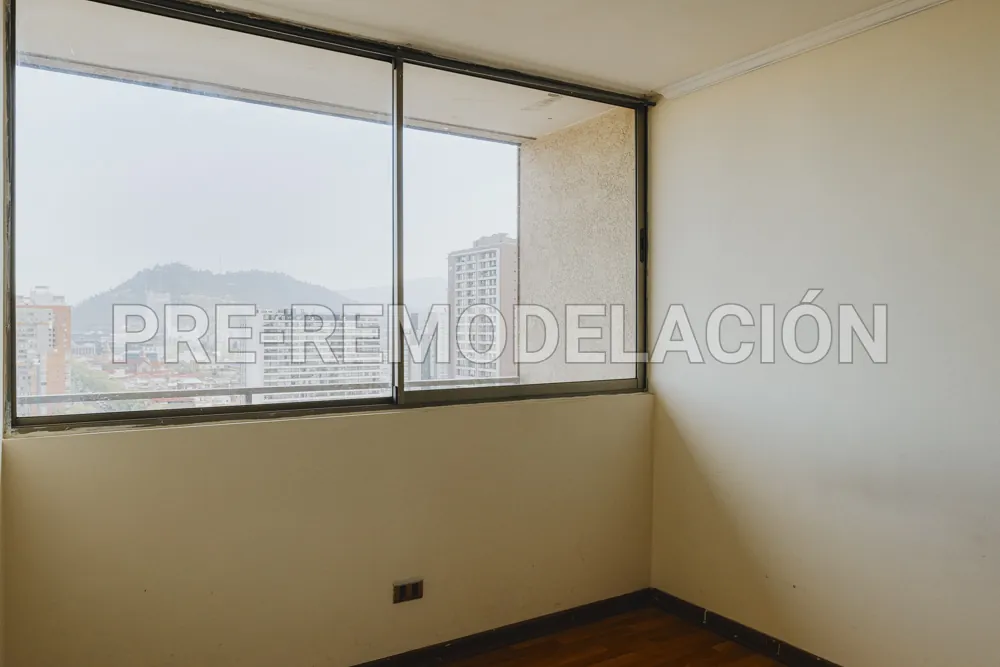 Dormitorio con ventanal y vista a la cordillera, departamento Av. Vicuña Mackenna 881