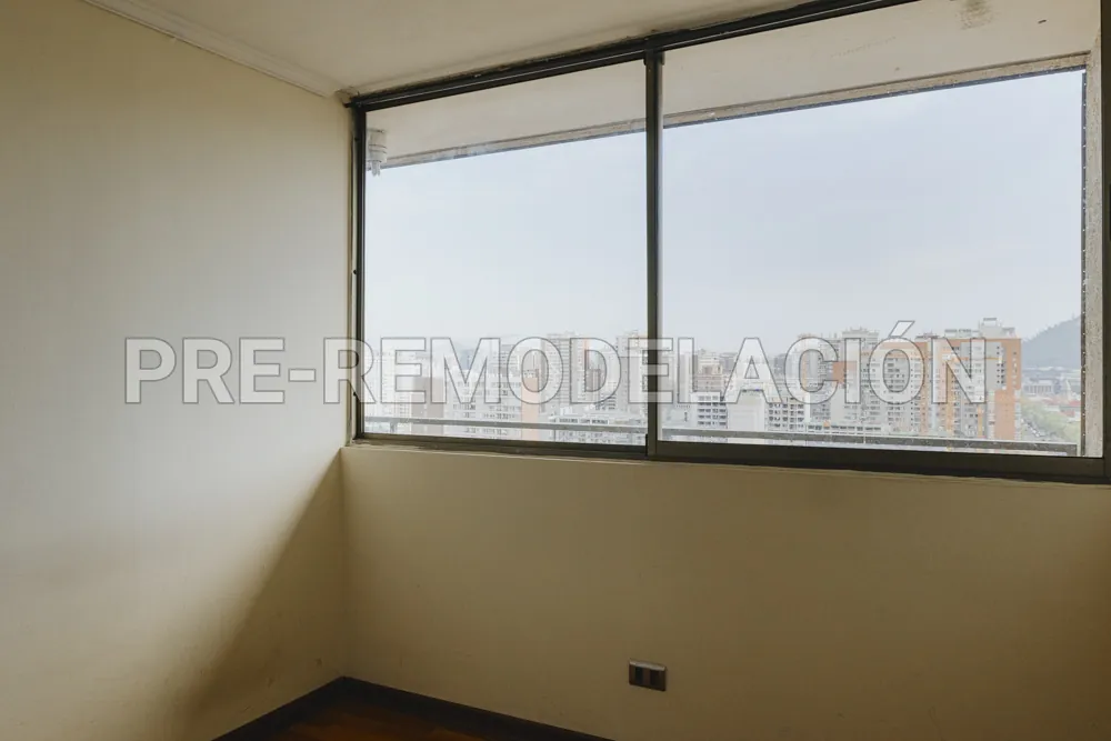 Dormitorio con ventana, departamento Av. Vicuña Mackenna 881