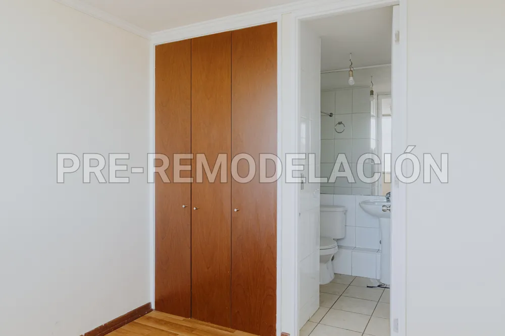 Clóset y baño en suite, departamento Av. Vicuña Mackenna 881