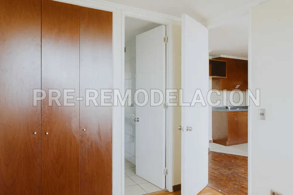 Clóset y acceso al baño, departamento Av. Vicuña Mackenna 881