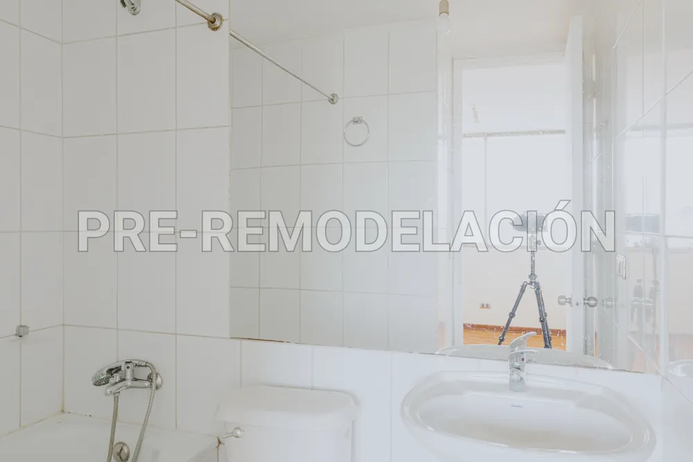 Baño con tina y lavamanos, departamento Av. Vicuña Mackenna 881