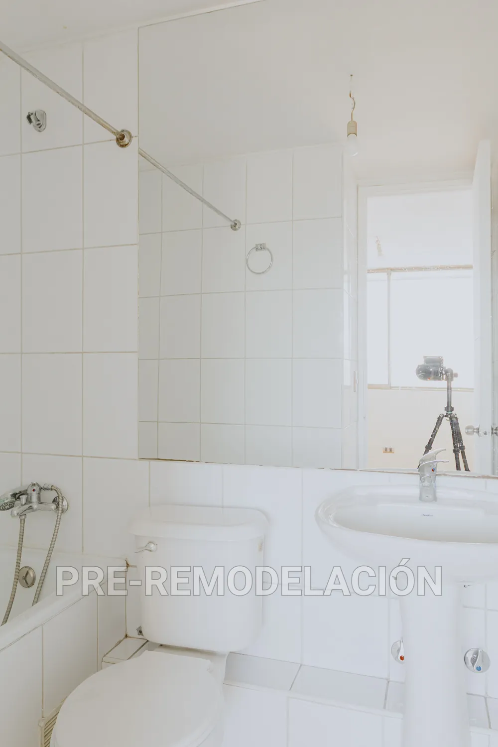 Baño con inodoro y lavamanos, departamento Av. Vicuña Mackenna 881
