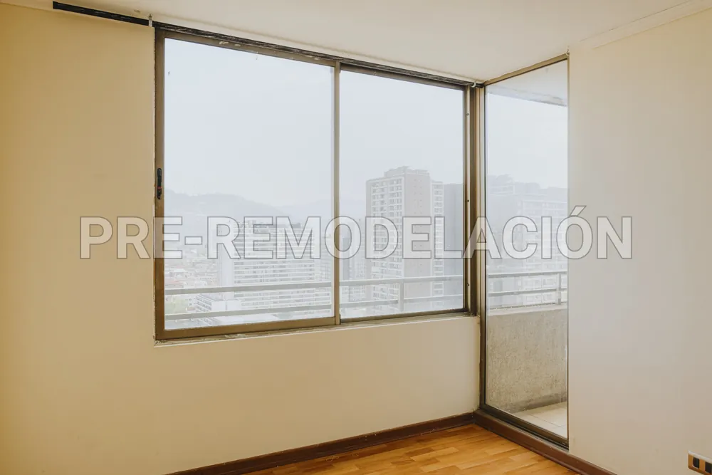 Segundo dormitorio con ventanal, departamento Av. Vicuña Mackenna 881