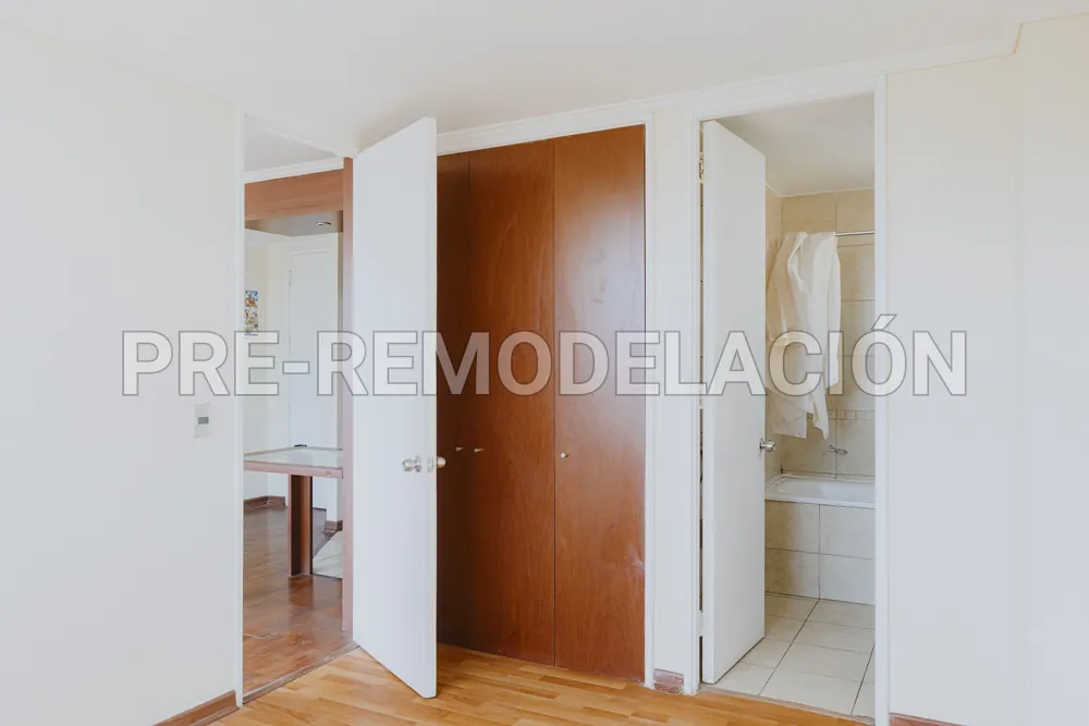 Clóset y puertas del baño, departamento Av. Vicuña Mackenna 881
