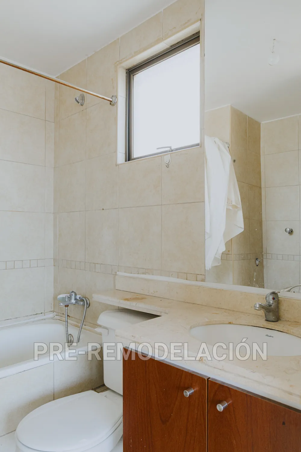 Segundo baño con lavamanos, departamento Av. Vicuña Mackenna 881