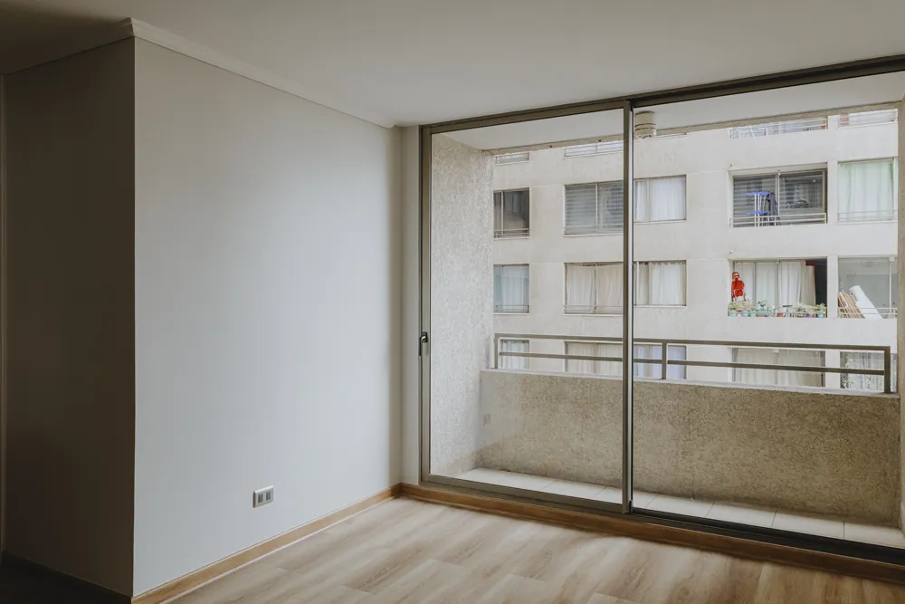 Living con ventanal, otra vista, departamento Av. Vicuña Mackenna 881