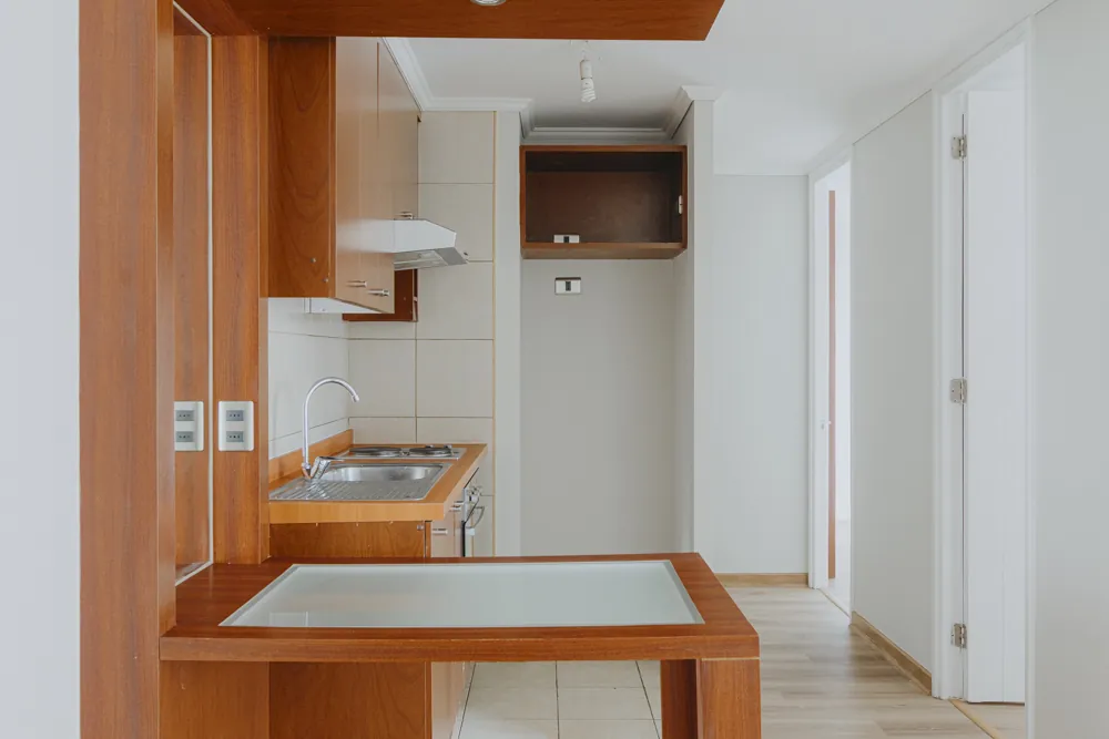 Cocina con barra y pasillo, Av. Vicuña Mackenna 881