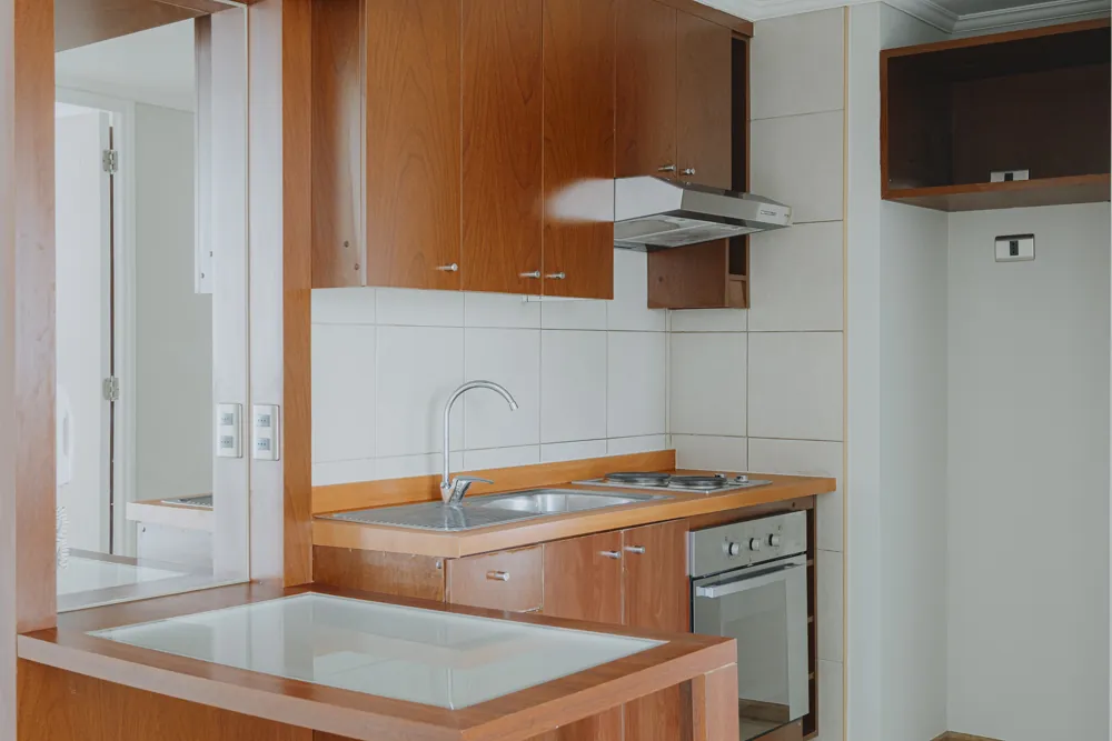 Cocina con horno y lavaplatos, departamento Av. Vicuña Mackenna 881