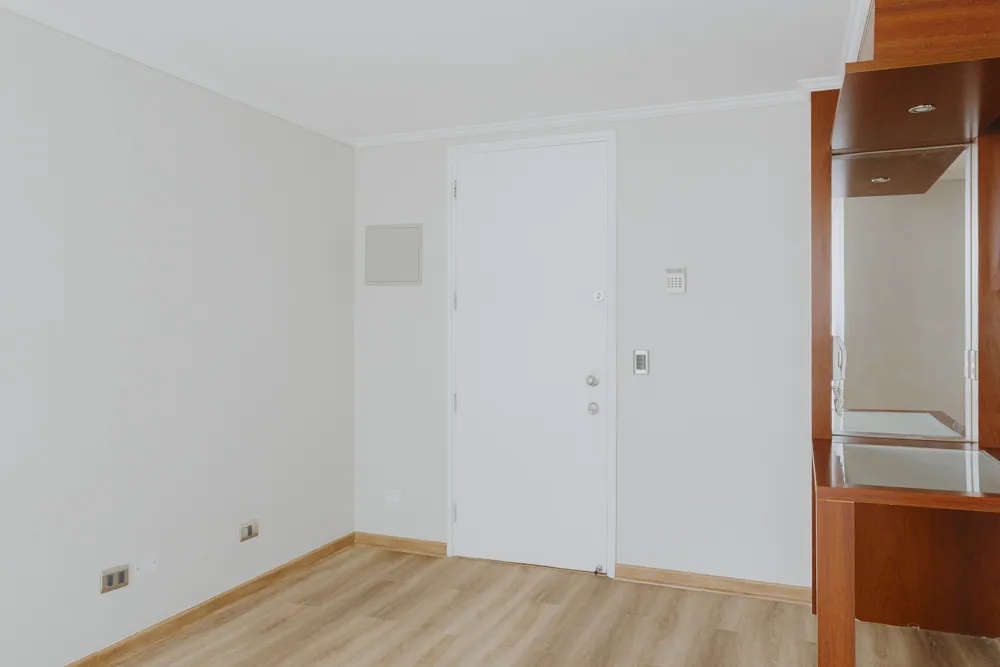 Living y puerta de acceso, departamento Av. Vicuña Mackenna 881