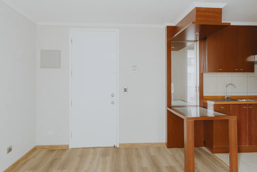 Living y cocina con barra, departamento Av. Vicuña Mackenna 881