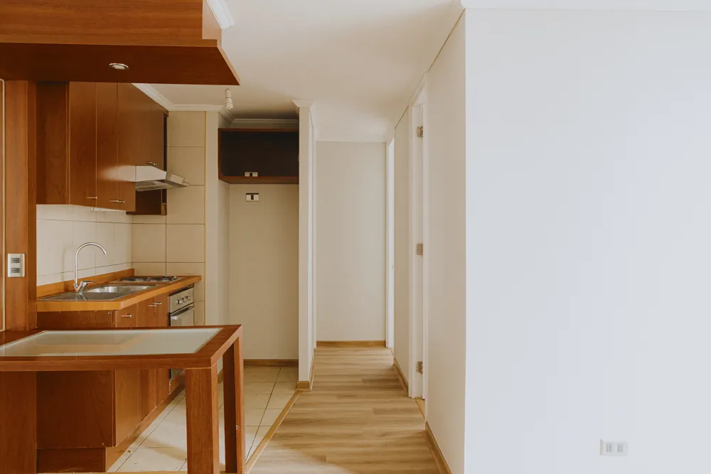 Cocina y pasillo hacia los dormitorios, departamento Av. Vicuña Mackenna 881