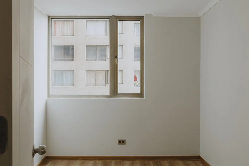 Dormitorio con ventana, departamento Av. Vicuña Mackenna 881