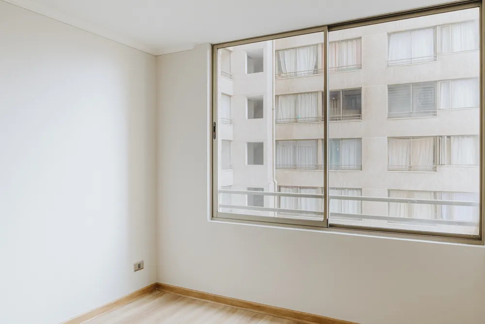 Dormitorio con ventanal, departamento Av. Vicuña Mackenna 881