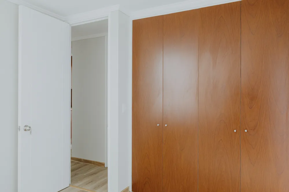 Clóset del dormitorio principal, departamento Av. Vicuña Mackenna 881
