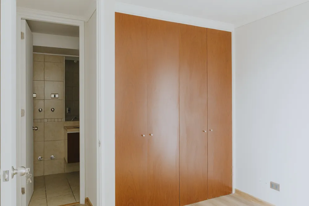 Clóset y acceso al baño, departamento Av. Vicuña Mackenna 881