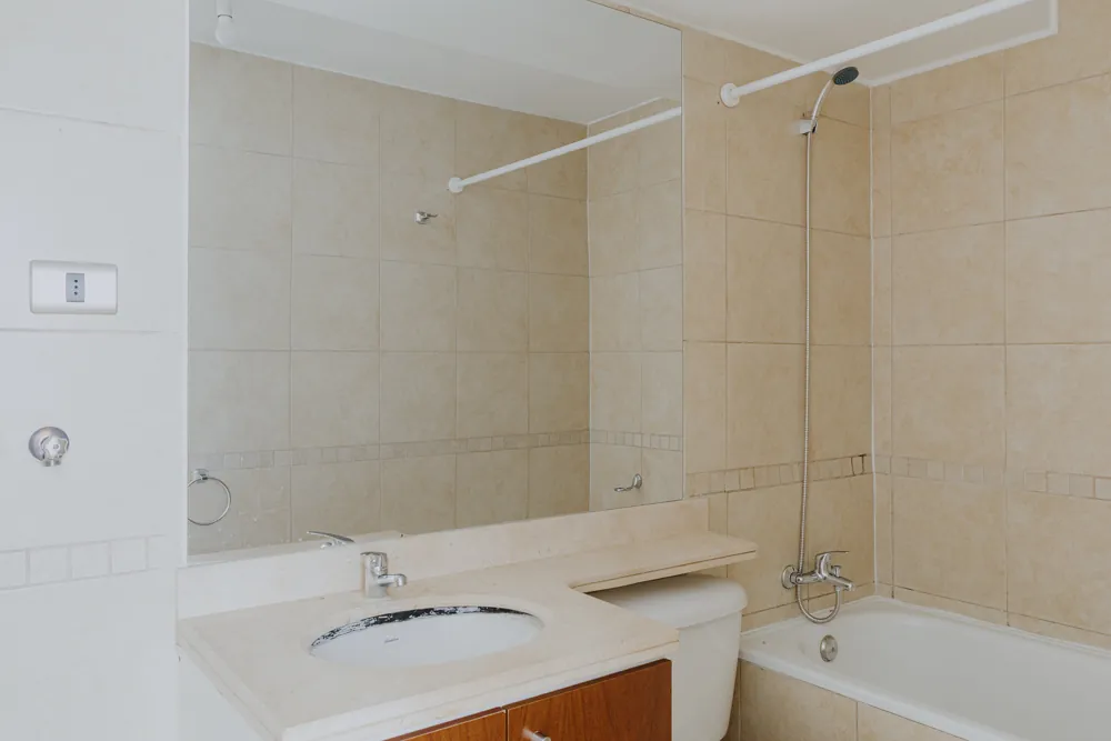 Baño con tina y lavamanos, departamento Av. Vicuña Mackenna 881