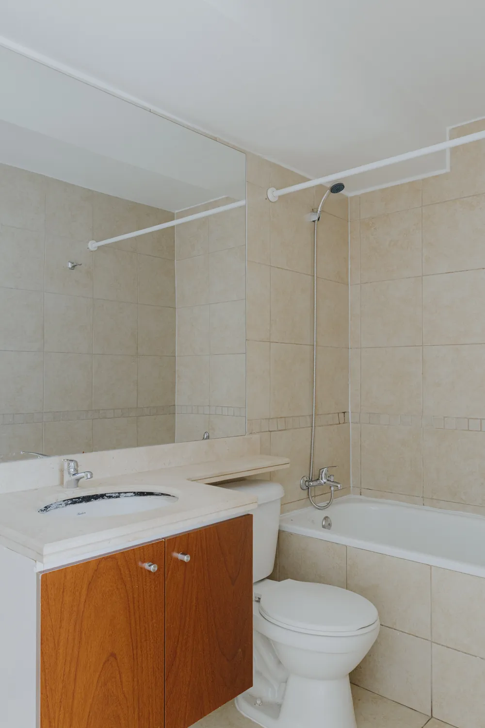 Baño con inodoro y lavamanos, departamento Av. Vicuña Mackenna 881